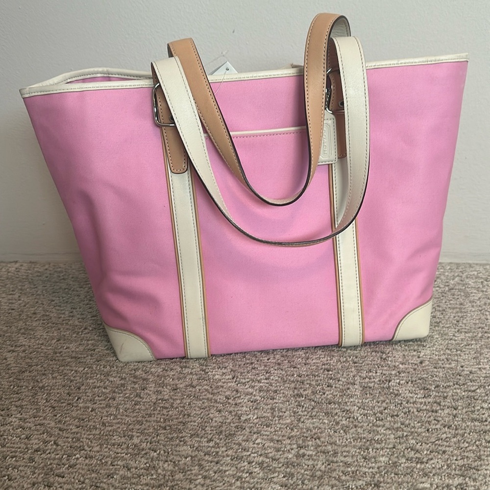 Cute nwt coach tote authentic